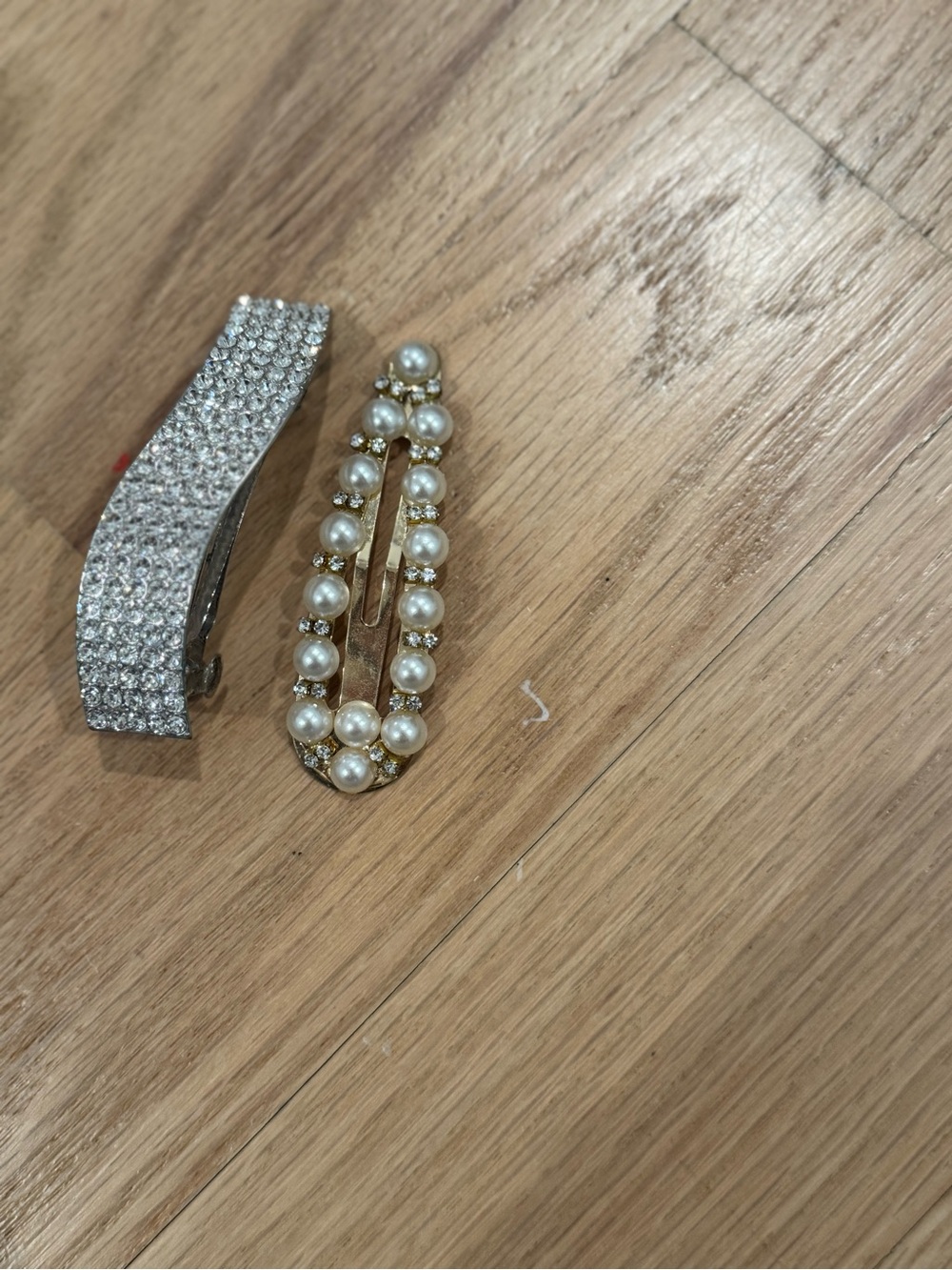 2 HAIR CLIPS FOR THE PRICE OF 1! Pearl+Gold Teardrop and silver diamond clips